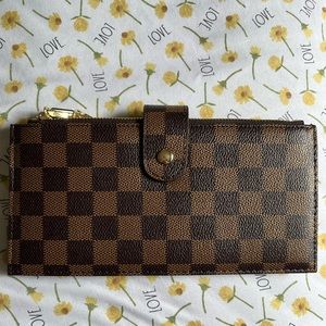 NWOT luxury inspired Daisy rose Wallet